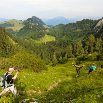 Die "Gipfelstürmer" Jenni, Lukas, Peter, Bart, Stefan und Jochen auf dem Weg vom Steilner Joch (1.747 m) zur BaumoosAlm​.