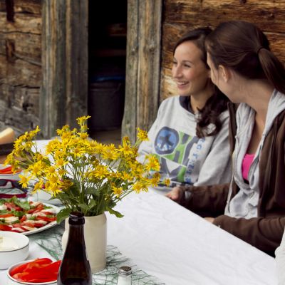 Pamela, Amanda und Silja auf der Terrasse der BaumoosAlm​.