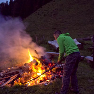 Lagerfeuer auf der BaumoosAlm​.