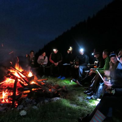 Gitarrenmusik von Peter und Lukas am Lagerfeuer auf der BaumoosAlm​.