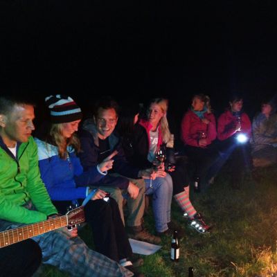 Gitarrenmusik von Peter und Lukas am Lagerfeuer auf der BaumoosAlm​.