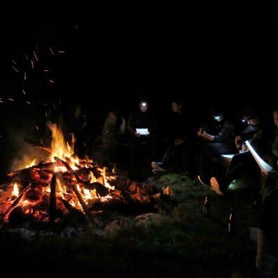 Gitarrenmusik von Peter und Lukas am Lagerfeuer auf der BaumoosAlm​.