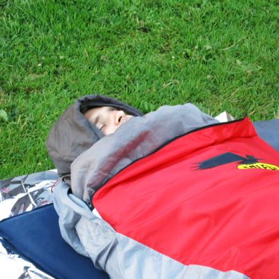 Bart im Biwaksack auf der Wiese vor der BaumoosAlm​.