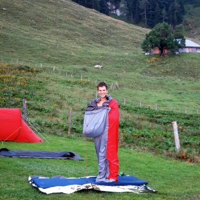 Bart im Biwaksack auf der Wiese vor der BaumoosAlm​.