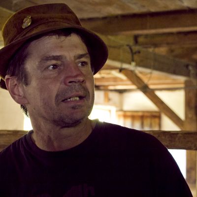 Unser Gastgeber Alois. Alm-Besuch zum Käsen in Grafenherberg.