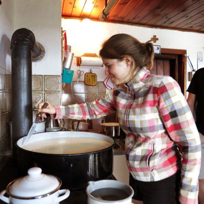 Alm-Besuch zum Käsen in Grafenherberg.
