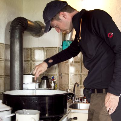 Alm-Besuch zum Käsen in Grafenherberg.