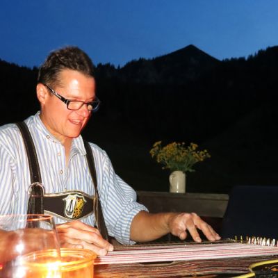 Der Zither-Bertl auf der BaumoosAlm​.