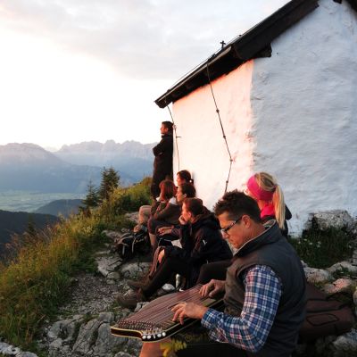 Zither-Bertl bei der Sonnenaufgangstour über die Himmelmoosalm auf den Brünnstein (1.634 m).