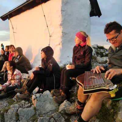 Zither-Bertl bei der Sonnenaufgangstour über die Himmelmoosalm auf den Brünnstein (1.634 m).