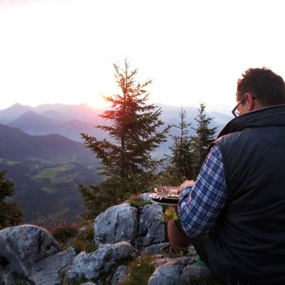 Zither-Bertl bei der Sonnenaufgangstour über die Himmelmoosalm auf den Brünnstein (1.634 m).