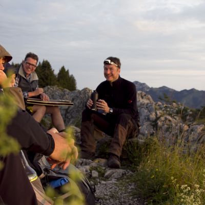 Zither-Bertl bei der Sonnenaufgangstour über die Himmelmoosalm auf den Brünnstein (1.634 m).