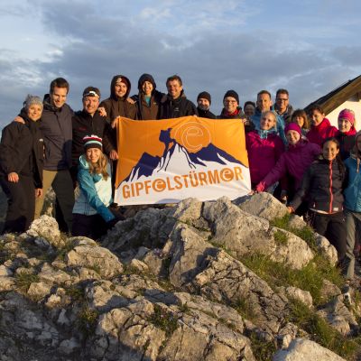 "Gipfelstürmer"-Gruppenbild bei der Sonnenaufgangstour über die Himmelmoosalm auf den Brünnstein (1.634 m).