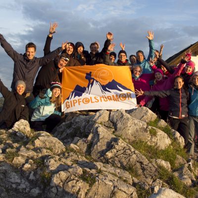 "Gipfelstürmer"-Gruppenbild bei der Sonnenaufgangstour über die Himmelmoosalm auf den Brünnstein (1.634 m).
