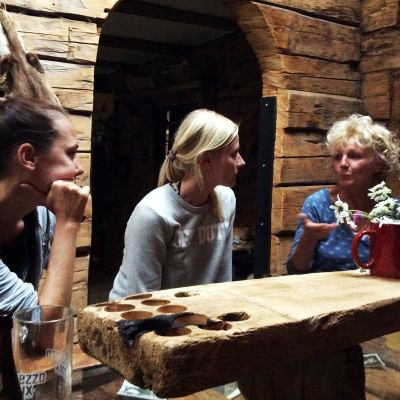 Amanda und Silja mit Heidrun auf der BaumoosAlm​.