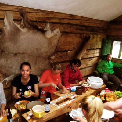 Gemeinsames Kochen mit Heidrun auf der BaumoosAlm.