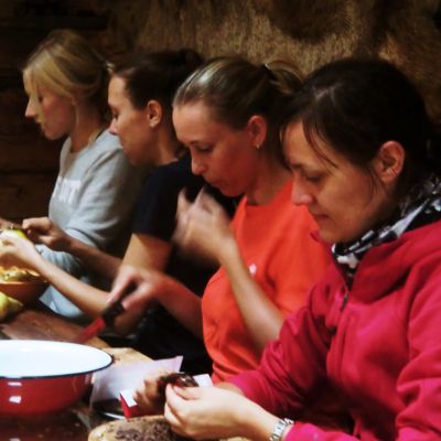 Gemeinsames Kochen mit Heidrun auf der BaumoosAlm.