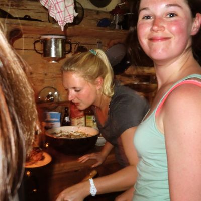 Gemeinsames Kochen mit Heidrun auf der BaumoosAlm.