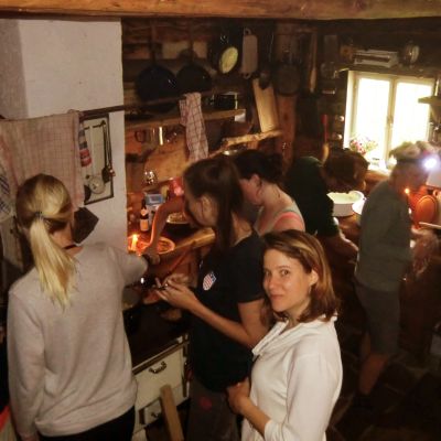 Gemeinsames Kochen mit Heidrun auf der BaumoosAlm.