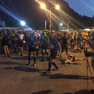 Die ambitionierten Läufer positionieren sich ganz vorne. Letzte Dehnübungen.