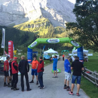 Ruhe vor dem Läufer-Ansturm an der Verpflegungsstelle Engalm. (KM 35)