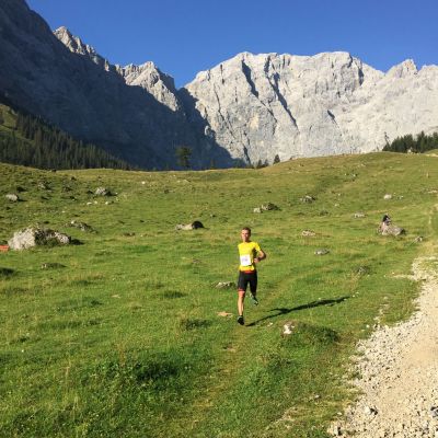 Der erste Läufer und spätere Sieger Konrad Lex kommt nach unfassbaren 2:44:59 an der Engalm an. Er stellt am Samstag einen neuen Rekord auf und gewinnt in 4:11:24.