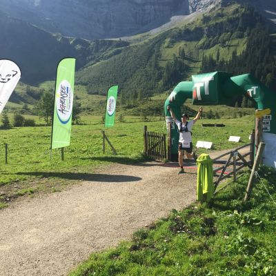 Bart reißt bei KM 35 an der Engalm die Arme in die Höhe. Gute Stimmung!