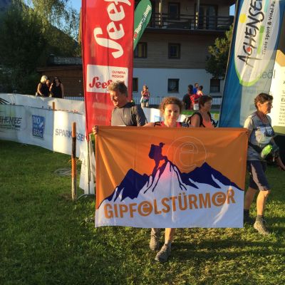 Fahnenübergabe vor dem Zieleinlauf.