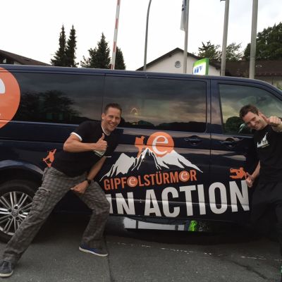 Unsere Gipelst&uuml;rmer im "Finisher-Shirt". Kurz vor der Heimreise im "exito Action Van" nach N&uuml;rnberg.