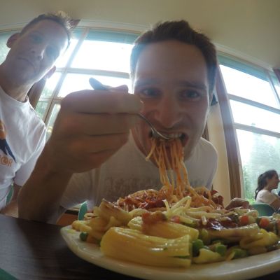 Pasta-Party in Garmisch-Partenkirchen. Carboloading am Vorabend des Rennens. Beim anschlie&szlig;enden Race-Briefing wird die Verk&uuml;rzung der Strecke verk&uuml;ndet.