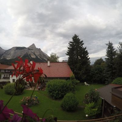 Kurz vor dem Rennen. Der Blick aus dem Zimmer der Unterkunft in Ehrwald, nur 100 Meter vom Start entfernt. Im Hintergrund die Sonnenspitze (Mieminger Kette).