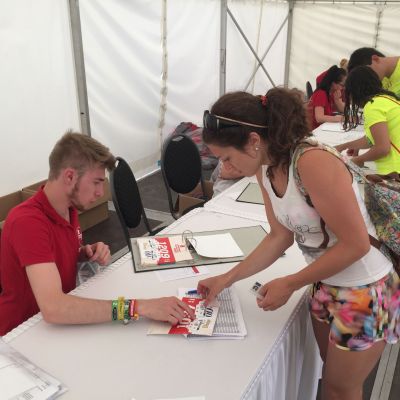 Unsere Ana bei der Startnummernausgabe.