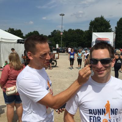 Auch unser Niederl&auml;nder braucht ein paar martialisch wirkende Streifen im Gesicht.