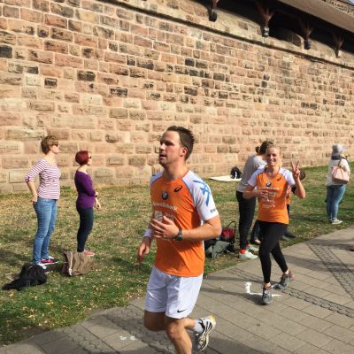 Eine gut gelaunte Caro auf der letzten Schleife im Frauentorgraben vor dem Zieleinlauf.