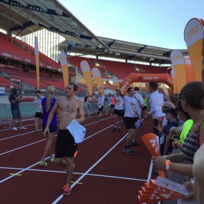 Grandiose Leistung von Stefan und Bart. Stefan läuft die 6,4 KM in 24:12, Bart in 24:16. 2x Top100. Unter 17.500 Teilnehmern ;-)