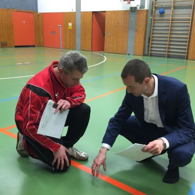 Lutz bekommt ein fachkundige Schulung vom Goalball-Coach Jo.