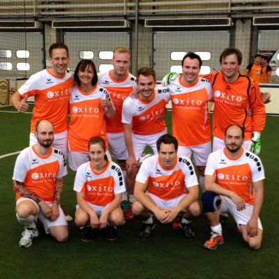 Juni 2014: Das exito Fußball-Team, angeführt von Kapitän Lukas, wird “Weltmeister der Herzen“! Bei der Team Nürnberg Partner-WM scheidet unser Team in der Gruppenphase mit 1:14 Toren aus und feiert trotzdem ein tolles Turnier.