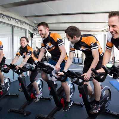 Sportlich, sportlich! Im exito Radtrikot auf Indoor-Bikes im exito Sportraum.