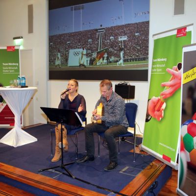Dezember 2016: Abschlussveranstaltung 2016. Musikalische Begleitung durch Hanna Iser, bekannt aus The Voice of Germany, und Roli Müller. Copyright: Stadt Nuernberg - SportService.