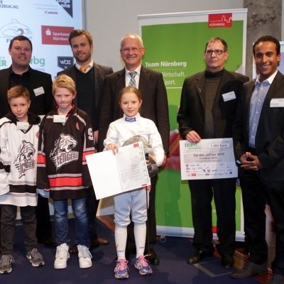 Dezember 2016: Abschlussveranstaltung 2016. Team des Jahres: Kleinstschüler U10 des EHC Nürnberg 1980 e.V. / Talent des Jahres: Elina Annabell Lang - TSV 1846 Nürnberg, Rhythmische Sportgymnastik / Tat des Jahres:  "fechtkids" SAGs 2015/2016, Projekt des Fechterring Nürnberg. Copyright: Stadt Nuernberg - SportService.