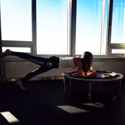 Premiere! Bei blauem Himmel und Traumaussicht im exito Sportraum auf 100 Metern H&ouml;he testet Amanda ihre neue bellicon Trainingshose.