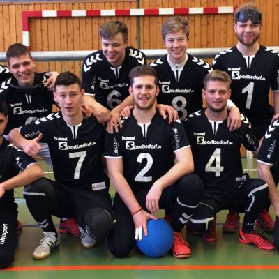 Trainingslager 2017: Die Goalball-Mannschaft präsentiert stolz ihre neuen Trikots.