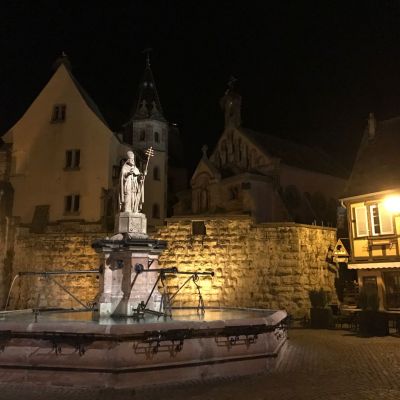Abendliche Erkundung in Eguisheim.