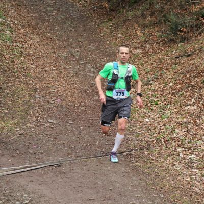 Am Col de Boenlesgrab (865 m) bei km 34. Der spätere Sieger Urs Jenzer (Schweiz) fegt vorbei. Beängstigendes Tempo!