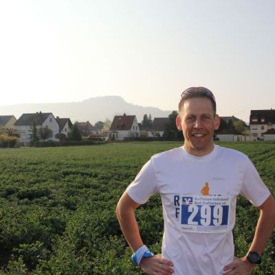 Kurz vor dem Start um 08:30 Uhr. Gipfelst&uuml;rmer Stefan und im Hintergrund der Staffelberg.