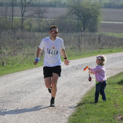 Und Stefan zaubert den Trailrunnerinnen der Zukunft ein Lächeln ins Gesicht. Herrliche Szene!