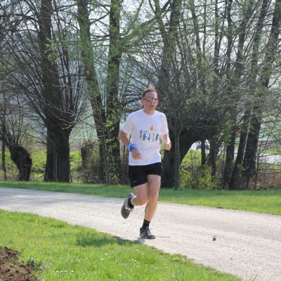 Stefan ist fokussiert. Bei Stublang fehlen ihm noch ca. 10 km bis zur Ziellinie.