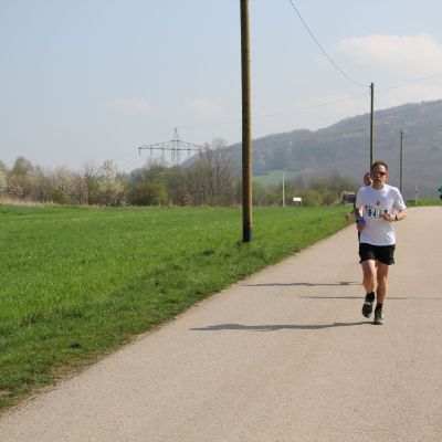 Auf den letzten Kilometern überholt Stefan noch den einen oder anderen Läufer und verbessert sich am Ende auf Platz 15.
