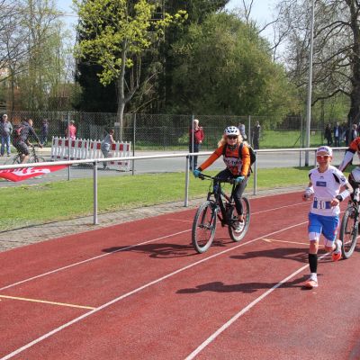 Die erste Frau, Sandra Spörl vom Team Erdinger Alkoholfrei, erreicht nach 3:14 das Ziel in Bad Staffelstein.