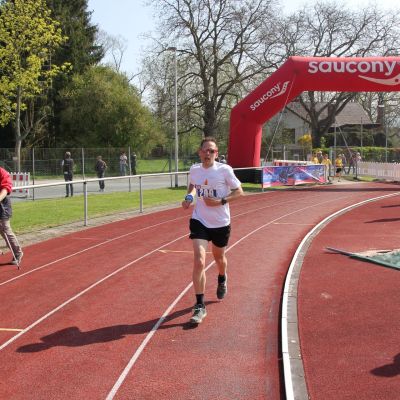 Stefan läuft nach 03:19:39 auf dem 15. Platz im Stadion des TSV 1860 Staffelstein ein. 